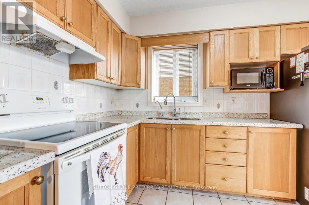 187 Hollyridge Crescent, Kitchener, Ontario  N2N 3N4 - Photo 3 - X12321602