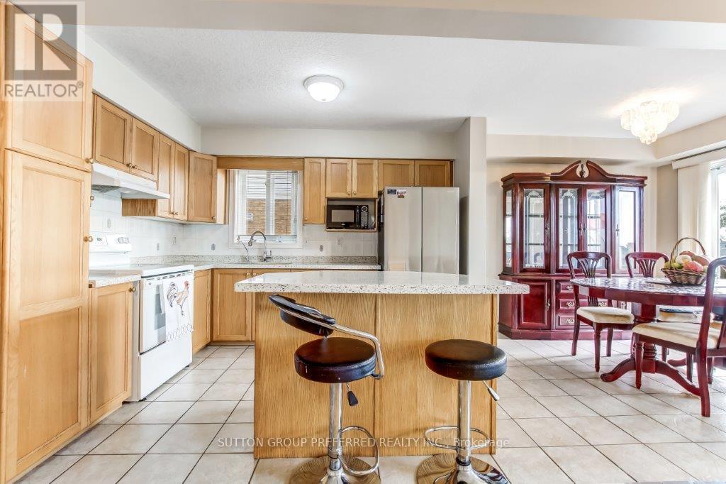 187 Hollyridge Crescent, Kitchener, Ontario  N2N 3N4 - Photo 4 - X12321602