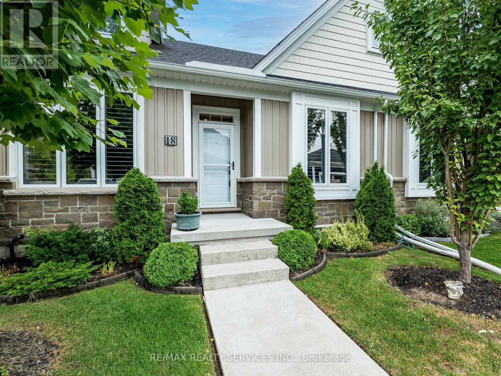 18 Princeton Common Street, St. Catharines, Ontario  L2N 0B7 - Photo 2 - X12312470