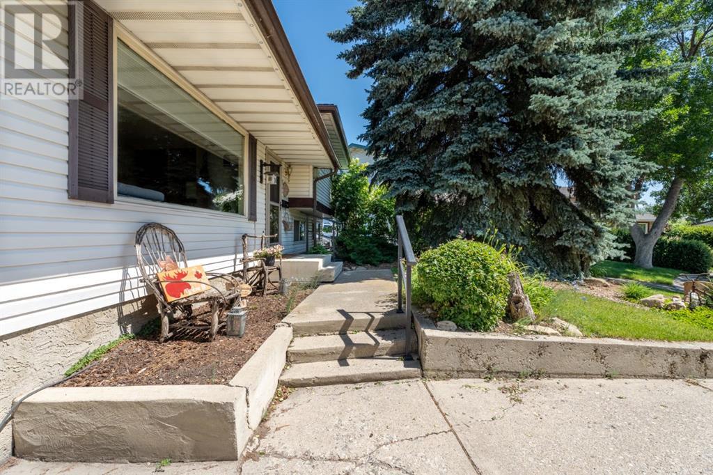 Property at 111 Lynnbrook Bay SE image 4