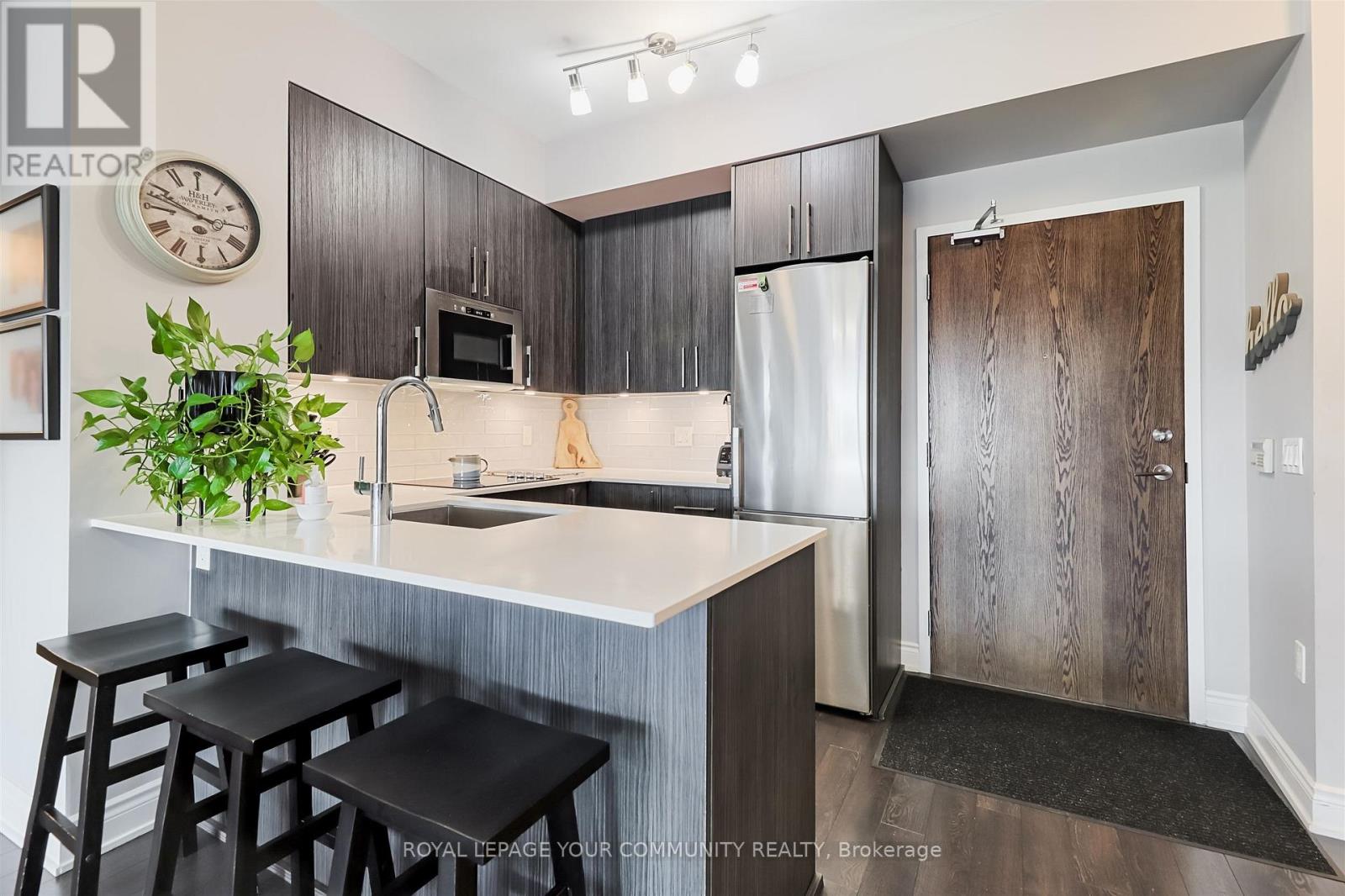 Property at 208 - 99 EAGLE ROCK WAY S image 5