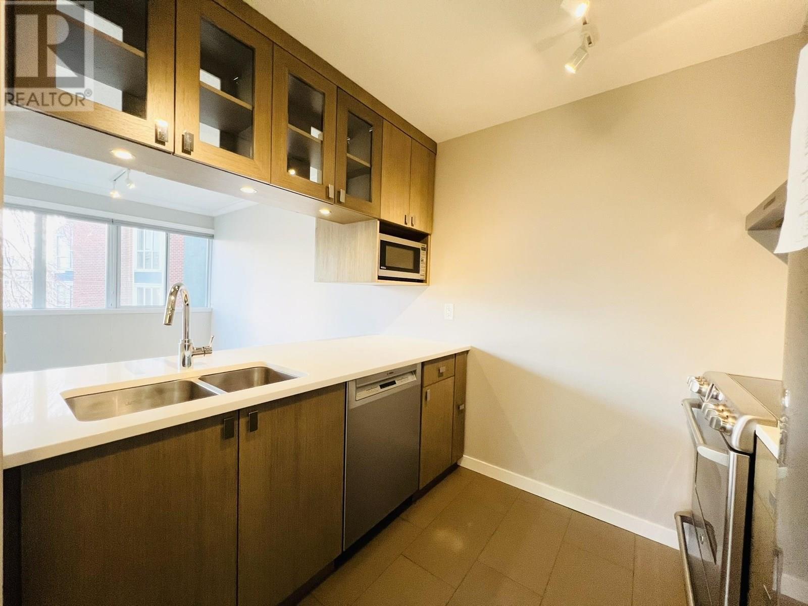 Listing Picture 9 of 28 : 302 1508 MARINER WALK, Vancouver / 溫哥華 - 魯藝地產 Yvonne Lu Group - MLS Medallion Club Member