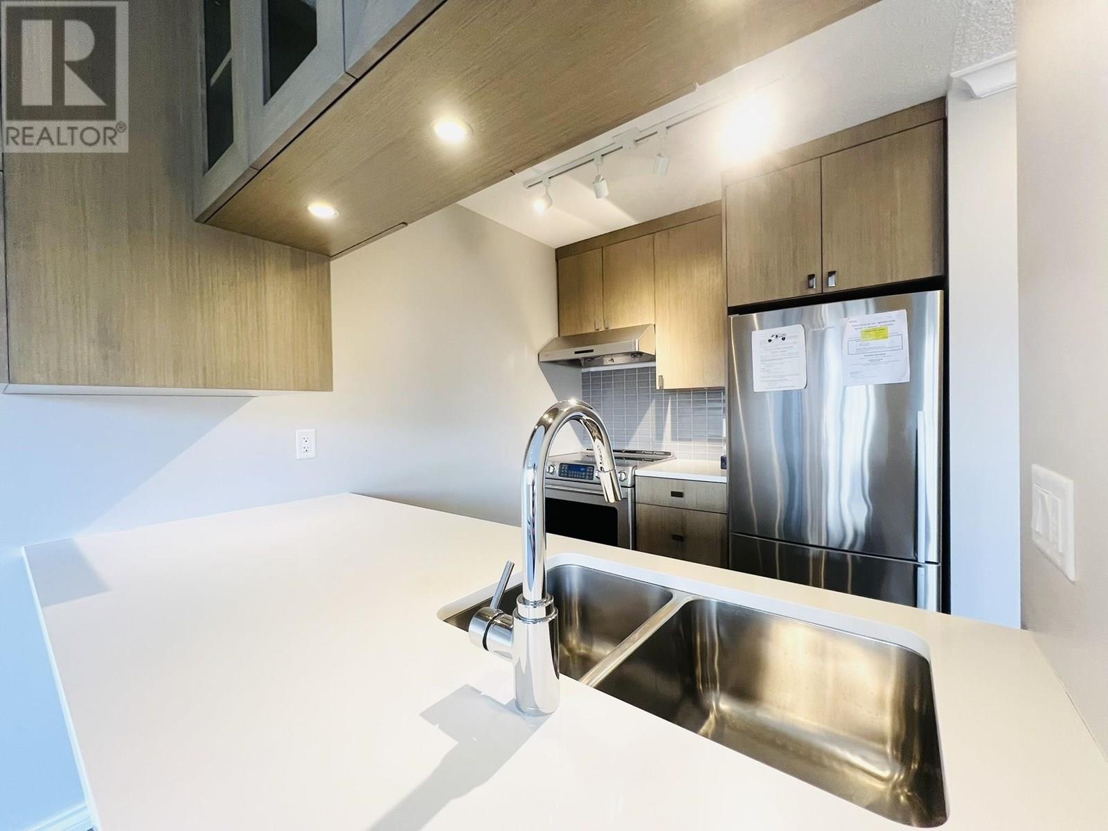 Listing Picture 10 of 28 : 302 1508 MARINER WALK, Vancouver / 溫哥華 - 魯藝地產 Yvonne Lu Group - MLS Medallion Club Member