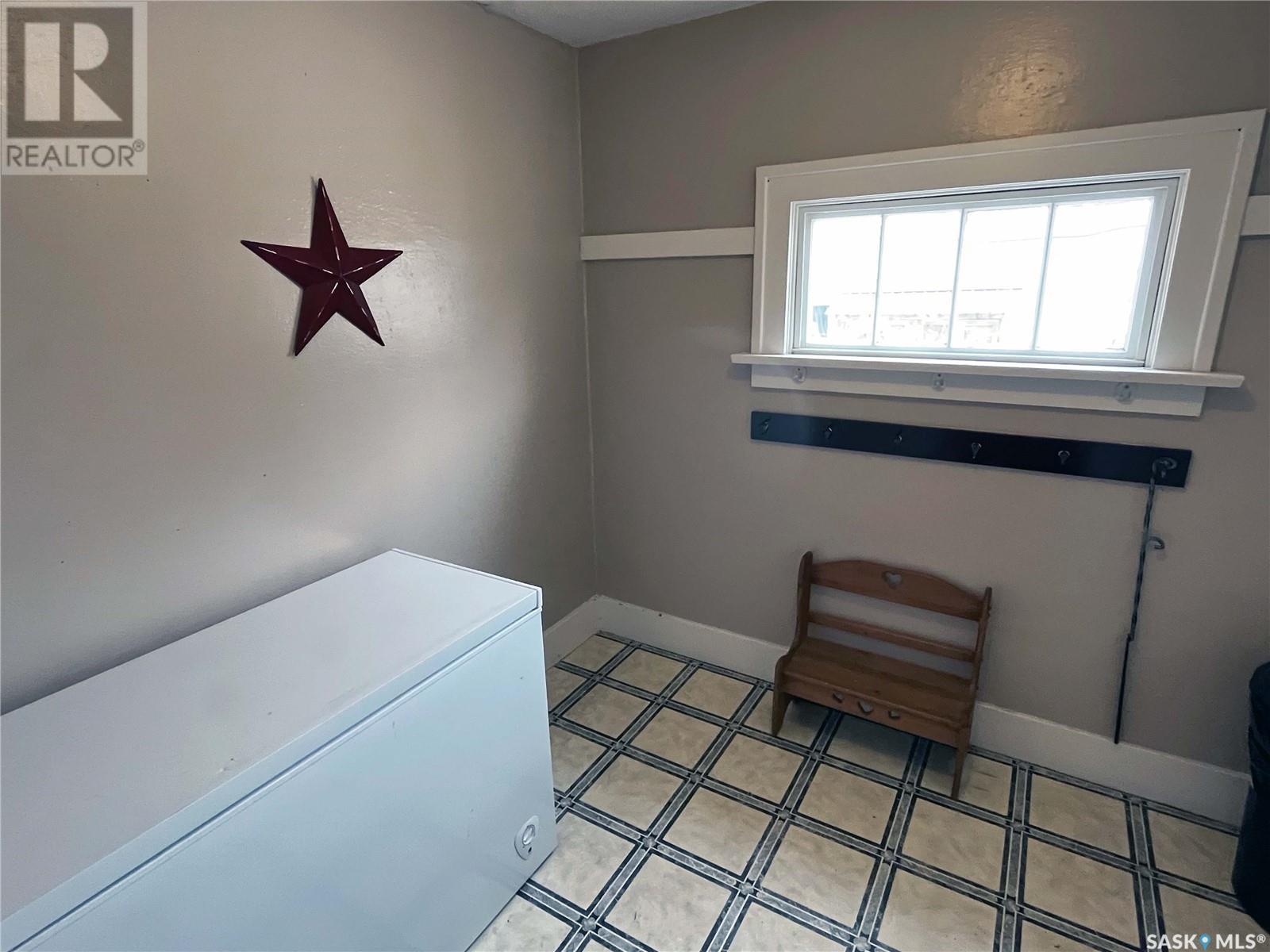 394 2nd Street, Shaunavon, Saskatchewan  S0N 2M0 - Photo 3 - SK014268