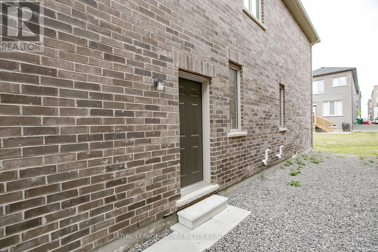 114 Adventura Road, Brampton, Ontario  L7A 5A7 - Photo 4 - W12321849