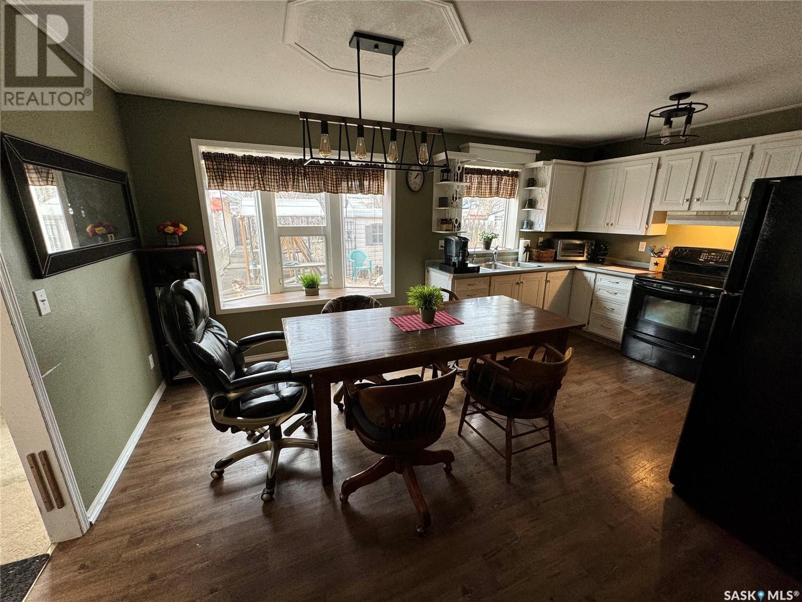 118 Cedar Avenue N, Eastend, Saskatchewan  S0N 0T0 - Photo 11 - SK014383