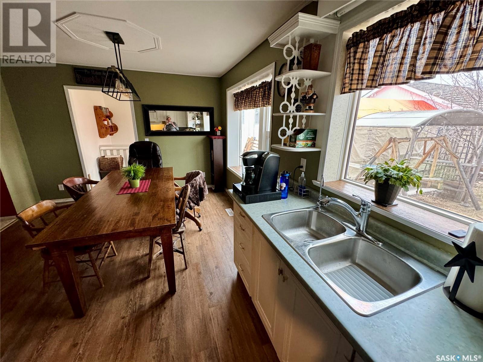 118 Cedar Avenue N, Eastend, Saskatchewan  S0N 0T0 - Photo 13 - SK014383