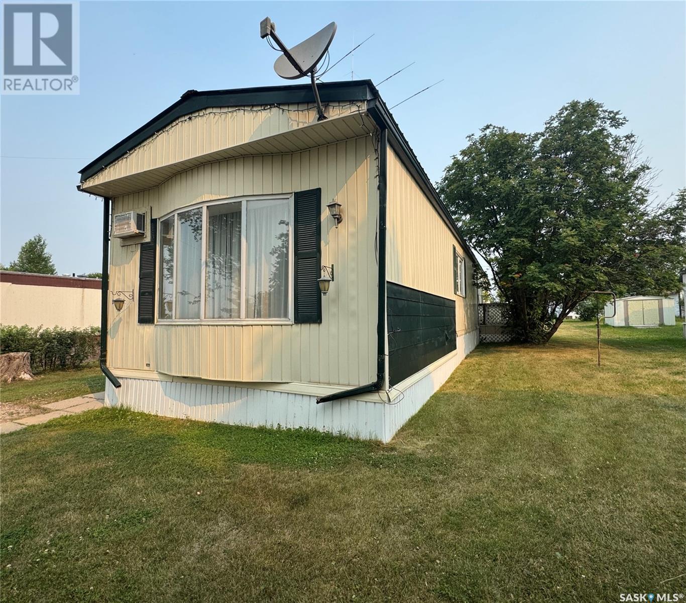 Property at 534 Railway AVENUE SE image 1