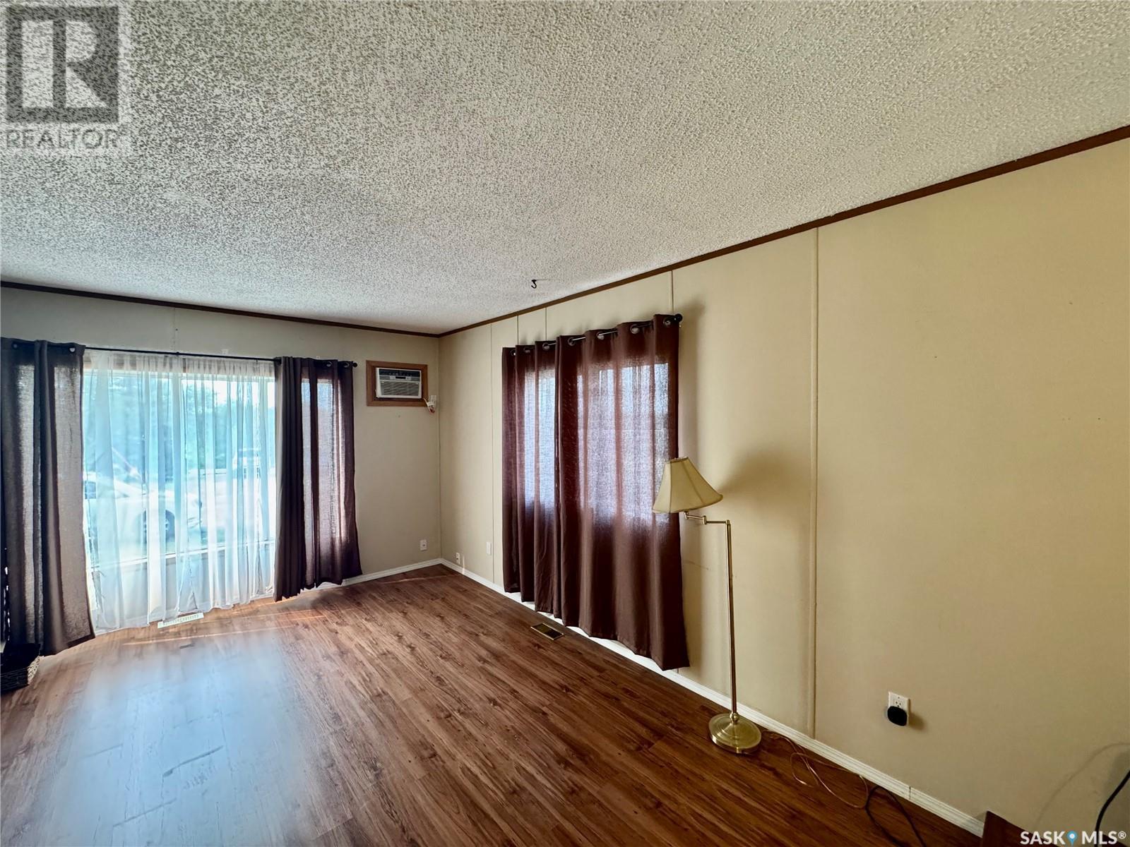 Property at 534 Railway AVENUE SE image 5