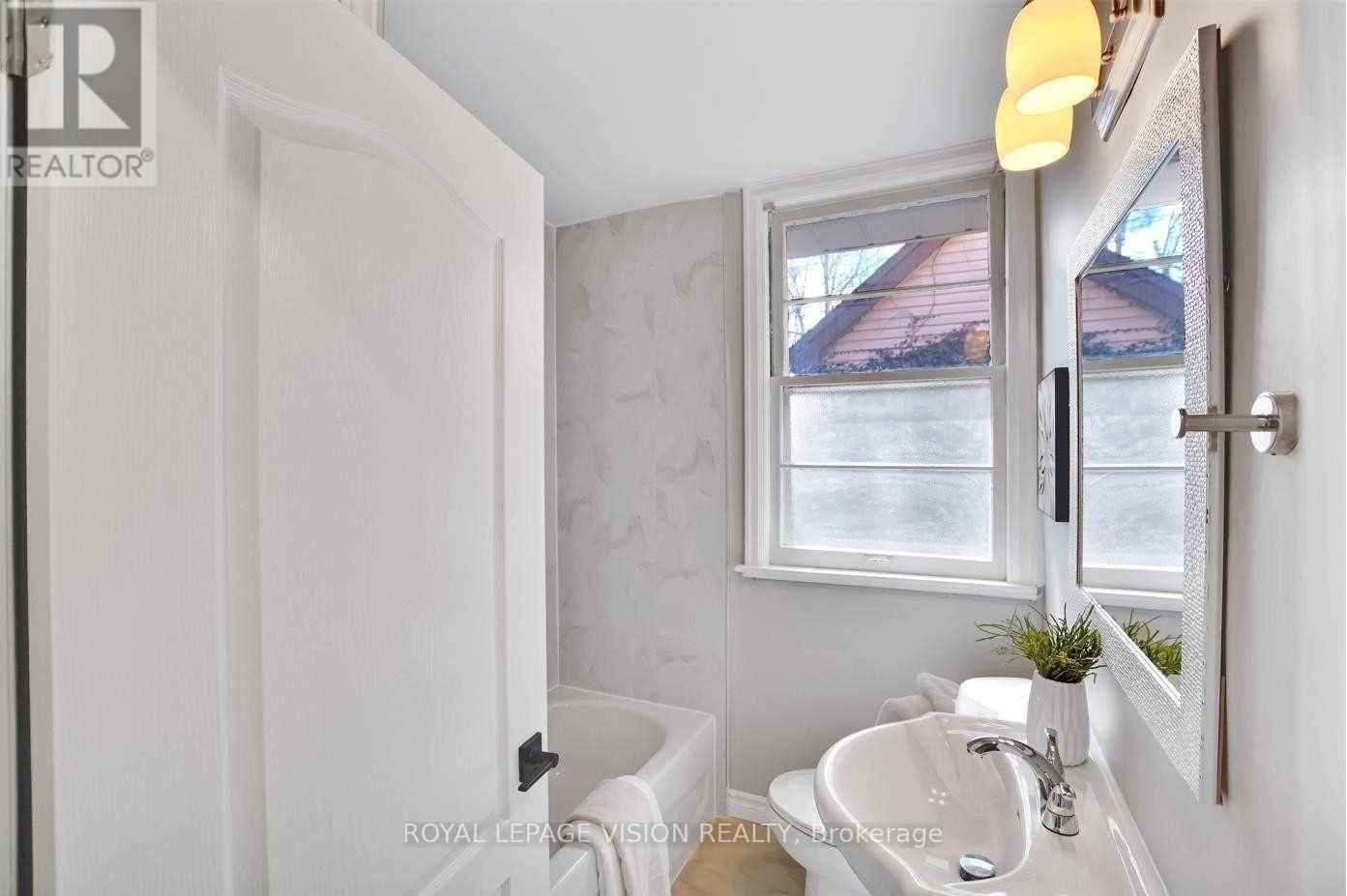 57 Binkley Crescent, Hamilton, Ontario  L8S 3K8 - Photo 3 - X12321998