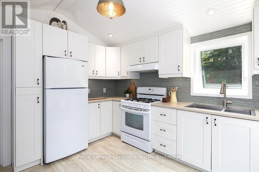 166 Clark Street, Blue Mountains, Ontario  N0H 1J0 - Photo 8 - X12322117