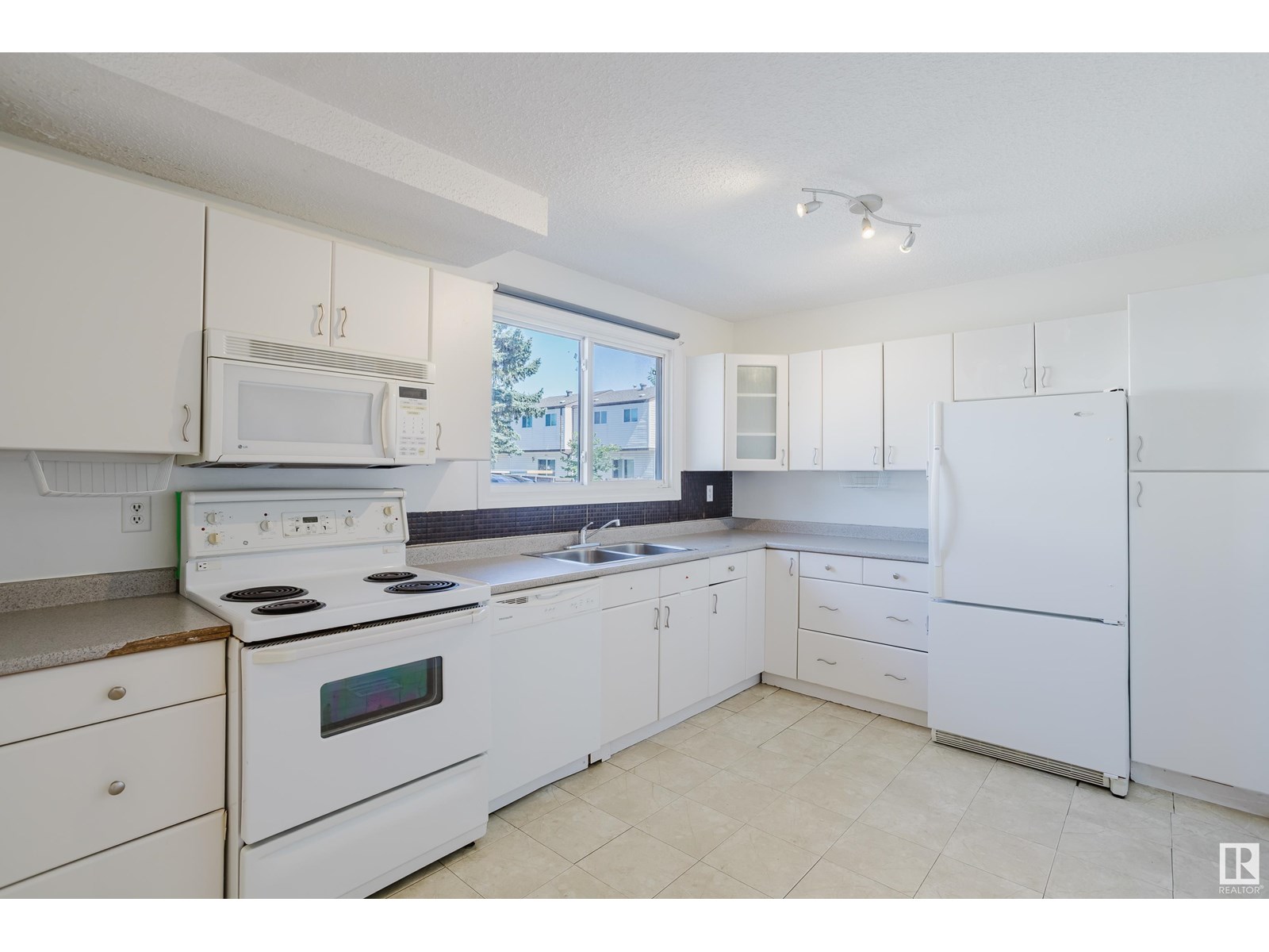 Property at 715 Clareview RD NW image 3
