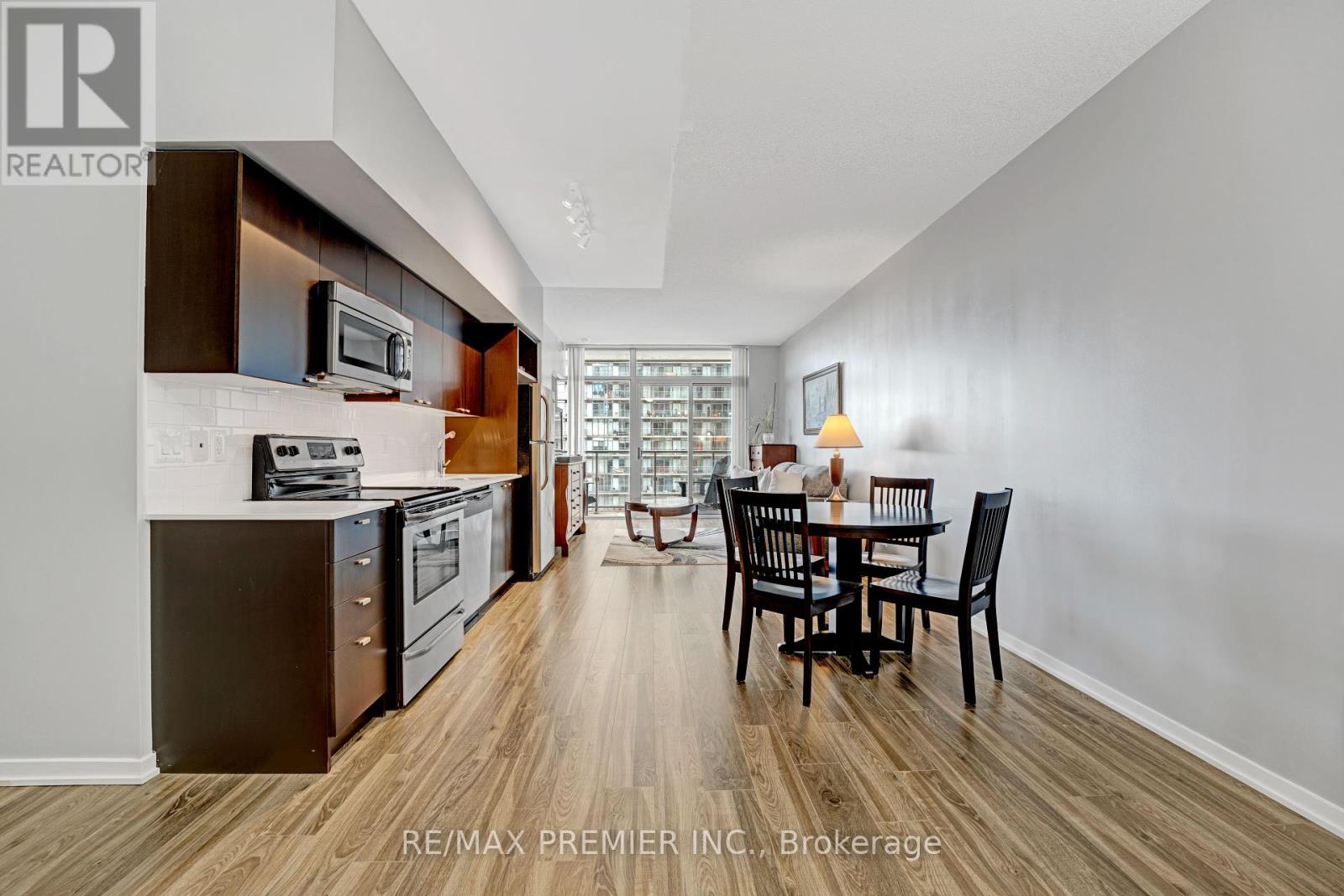 714 - 105 The Queensway, Toronto (High Park-Swansea), Ontario M6S 5B5 - Photo 2 - W12322267