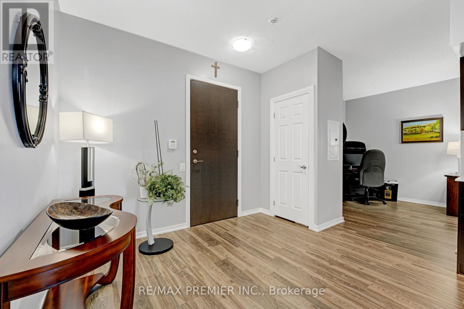 714 - 105 The Queensway, Toronto (High Park-Swansea), Ontario M6S 5B5 - Photo 3 - W12322267