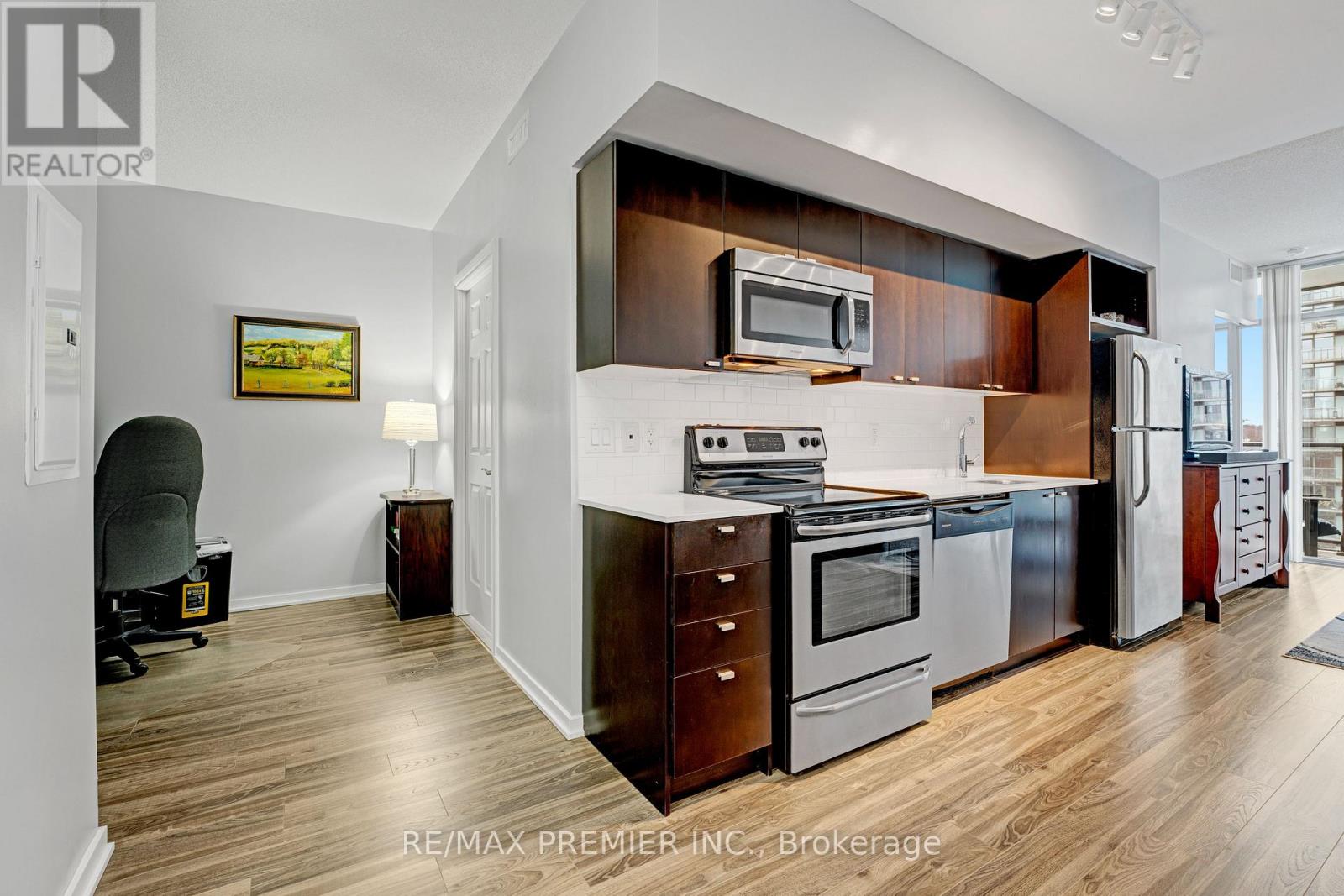 714 - 105 The Queensway, Toronto (High Park-Swansea), Ontario M6S 5B5 - Photo 4 - W12322267