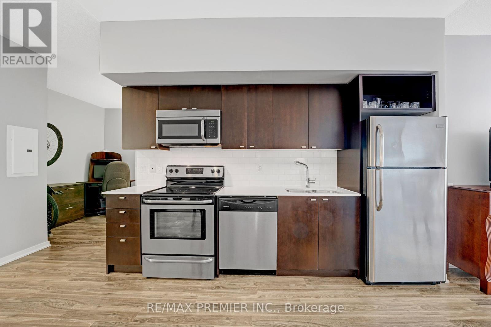 714 - 105 The Queensway, Toronto (High Park-Swansea), Ontario M6S 5B5 - Photo 6 - W12322267