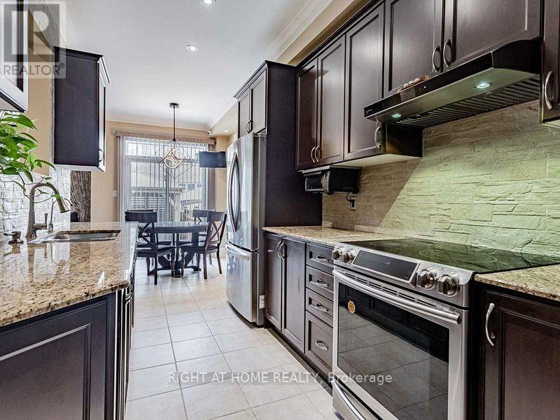 94 Collin Court, Richmond Hill, Ontario  L4E 0X8 - Photo 12 - N12322422