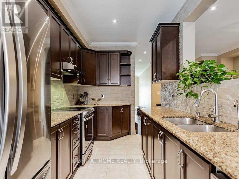 94 Collin Court, Richmond Hill, Ontario  L4E 0X8 - Photo 13 - N12322422