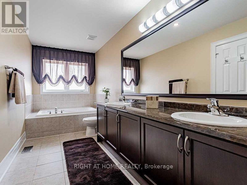 94 Collin Court, Richmond Hill, Ontario  L4E 0X8 - Photo 25 - N12322422