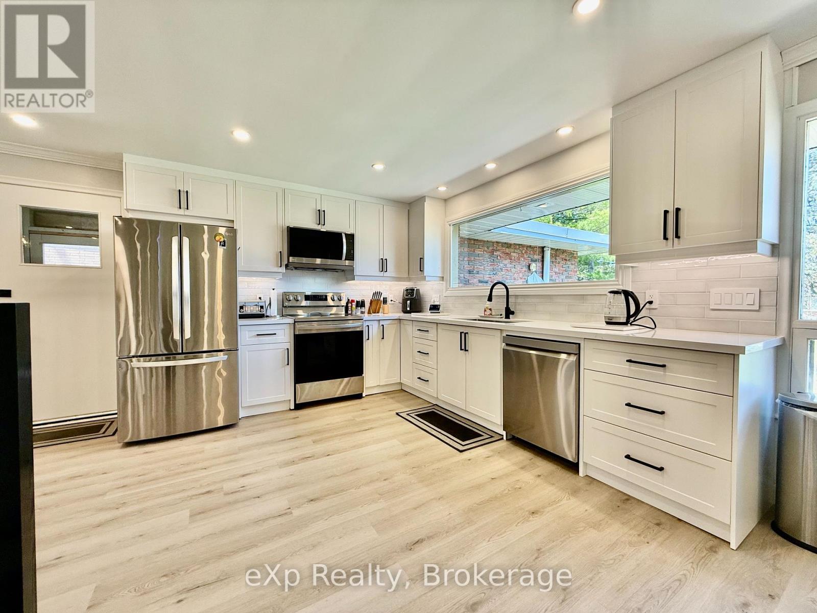 410 Cayley Street, Brockton, Ontario  N0G 2V0 - Photo 8 - X12109265
