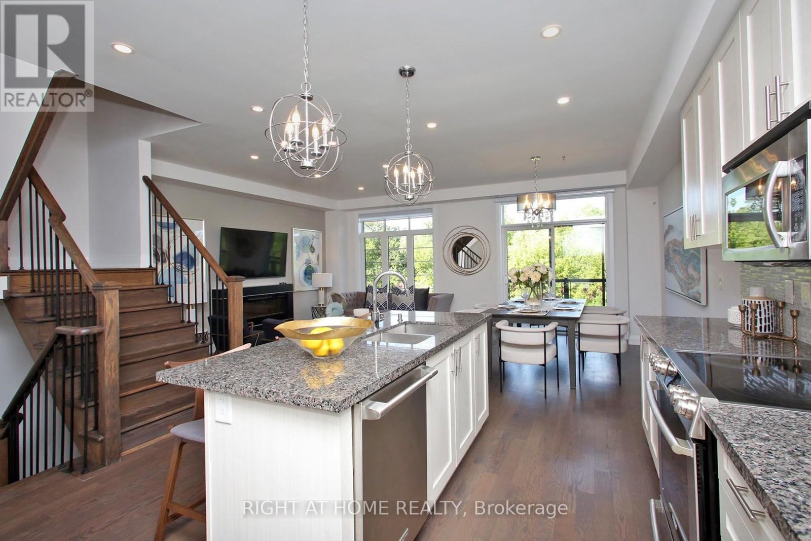 60 Duncombe Lane, Richmond Hill, Ontario  L4C 0Z9 - Photo 6 - N12322508
