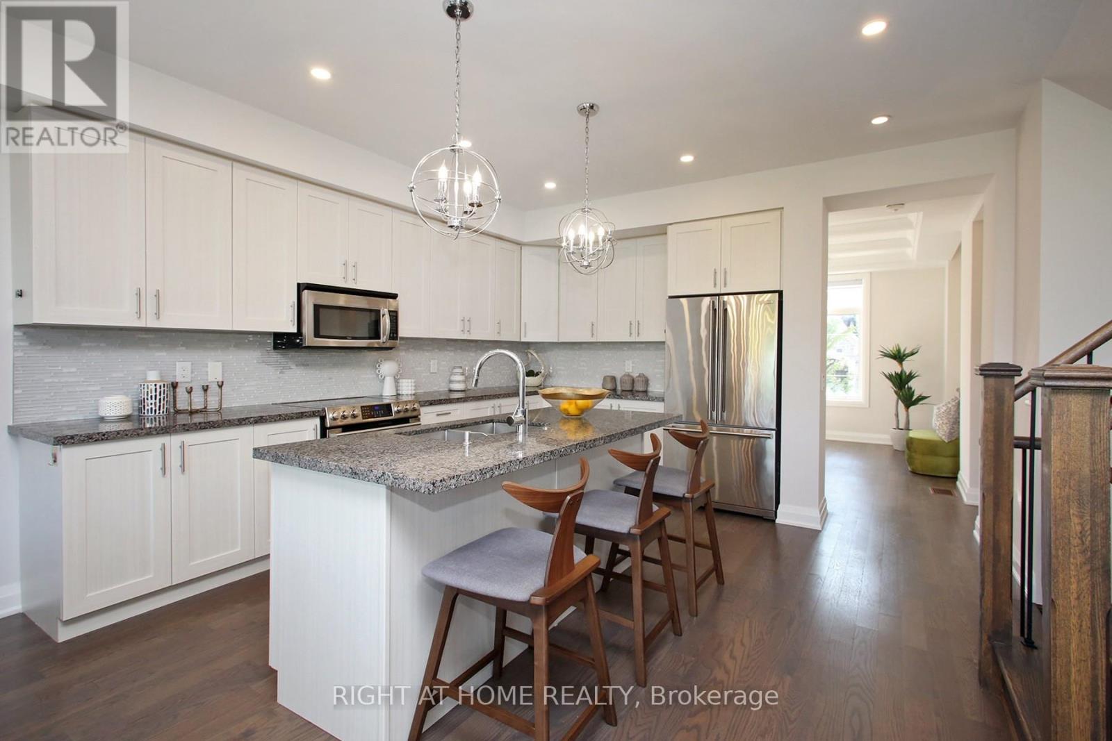 60 Duncombe Lane, Richmond Hill, Ontario  L4C 0Z9 - Photo 7 - N12322508