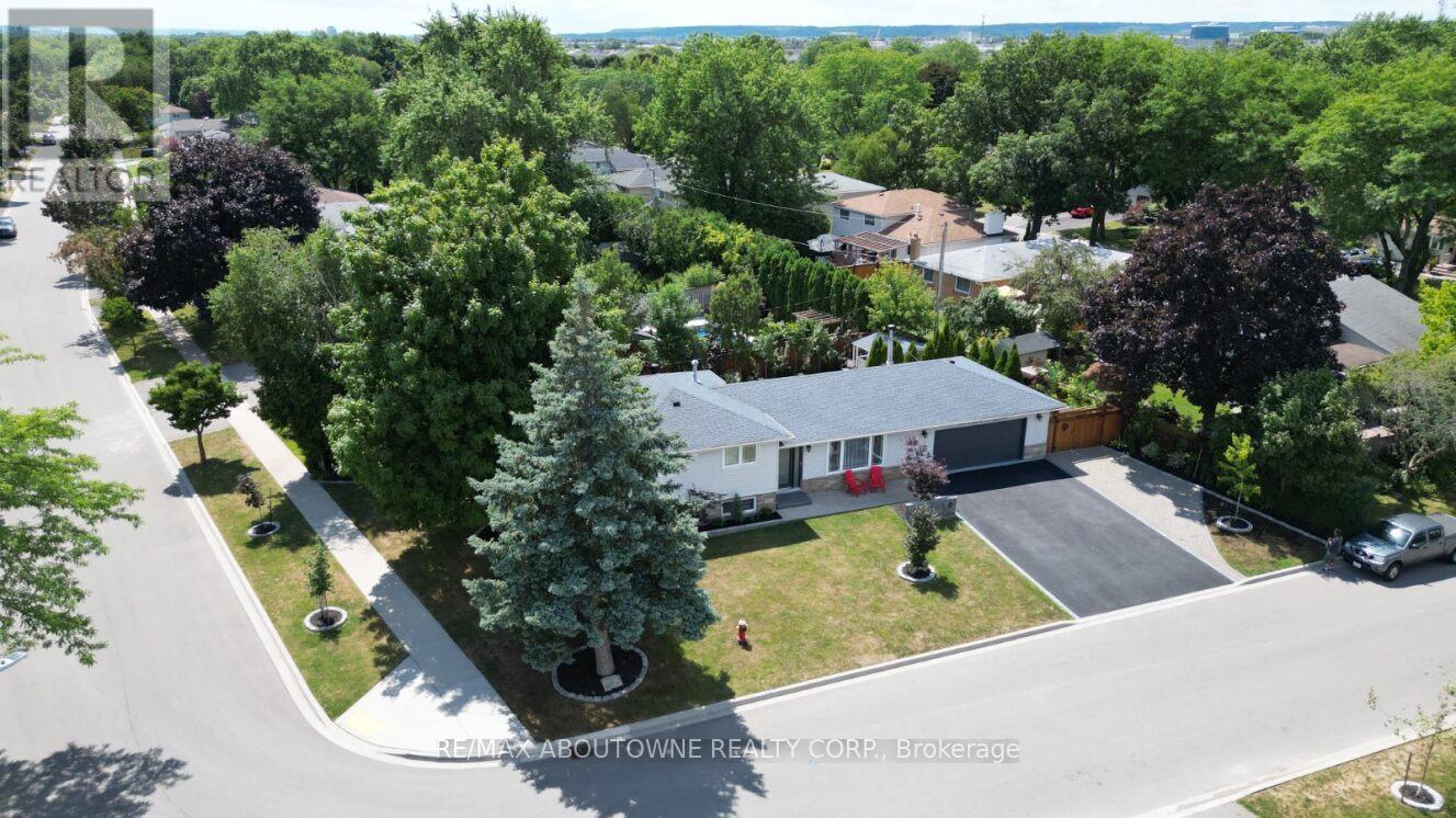 626 Cape Avenue, Burlington, Ontario  L7L 4M6 - Photo 3 - W12319724