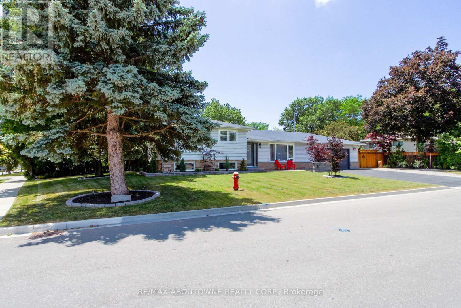 626 Cape Avenue, Burlington, Ontario  L7L 4M6 - Photo 4 - W12319724
