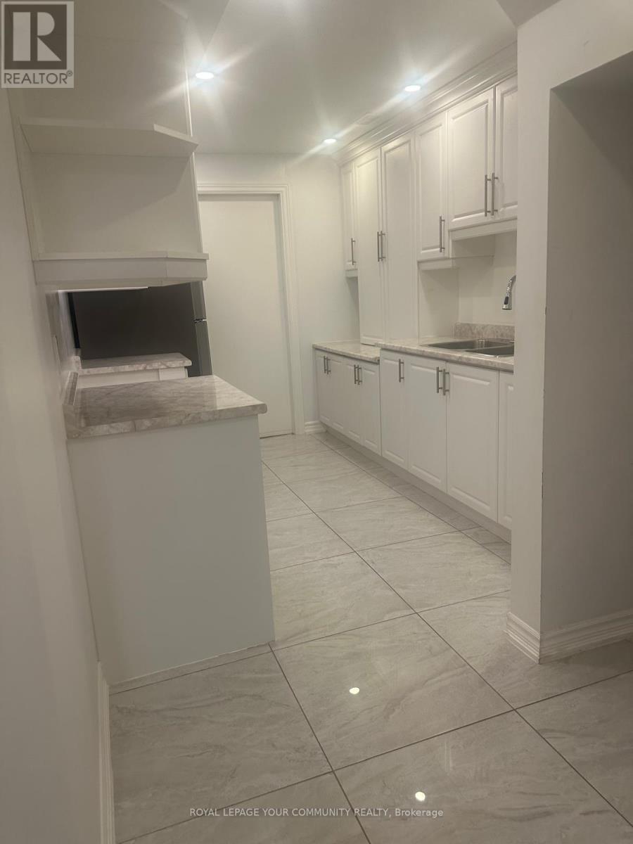 Bsmt - 16 Attview Crescent, Brampton, Ontario  L6P 2R6 - Photo 5 - W12322688