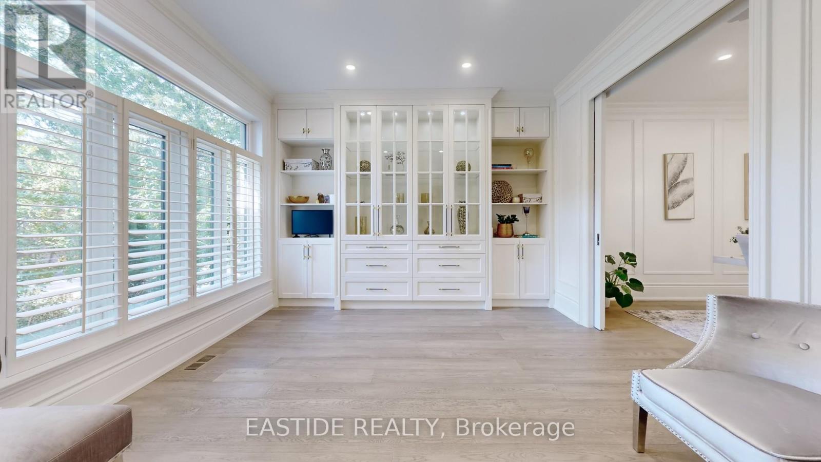 431 Fourth Line, Oakville, Ontario  L6L 5A5 - Photo 6 - W12186366