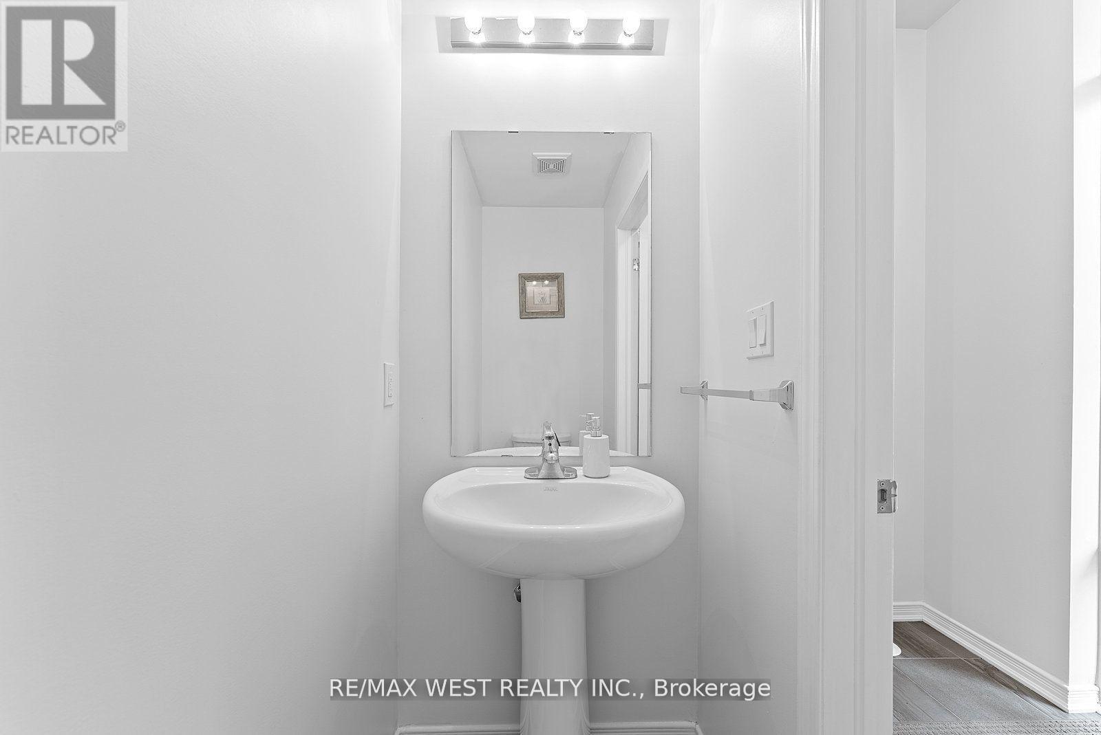 Property at 58 - 35 APPLEWOOD LANE image 4