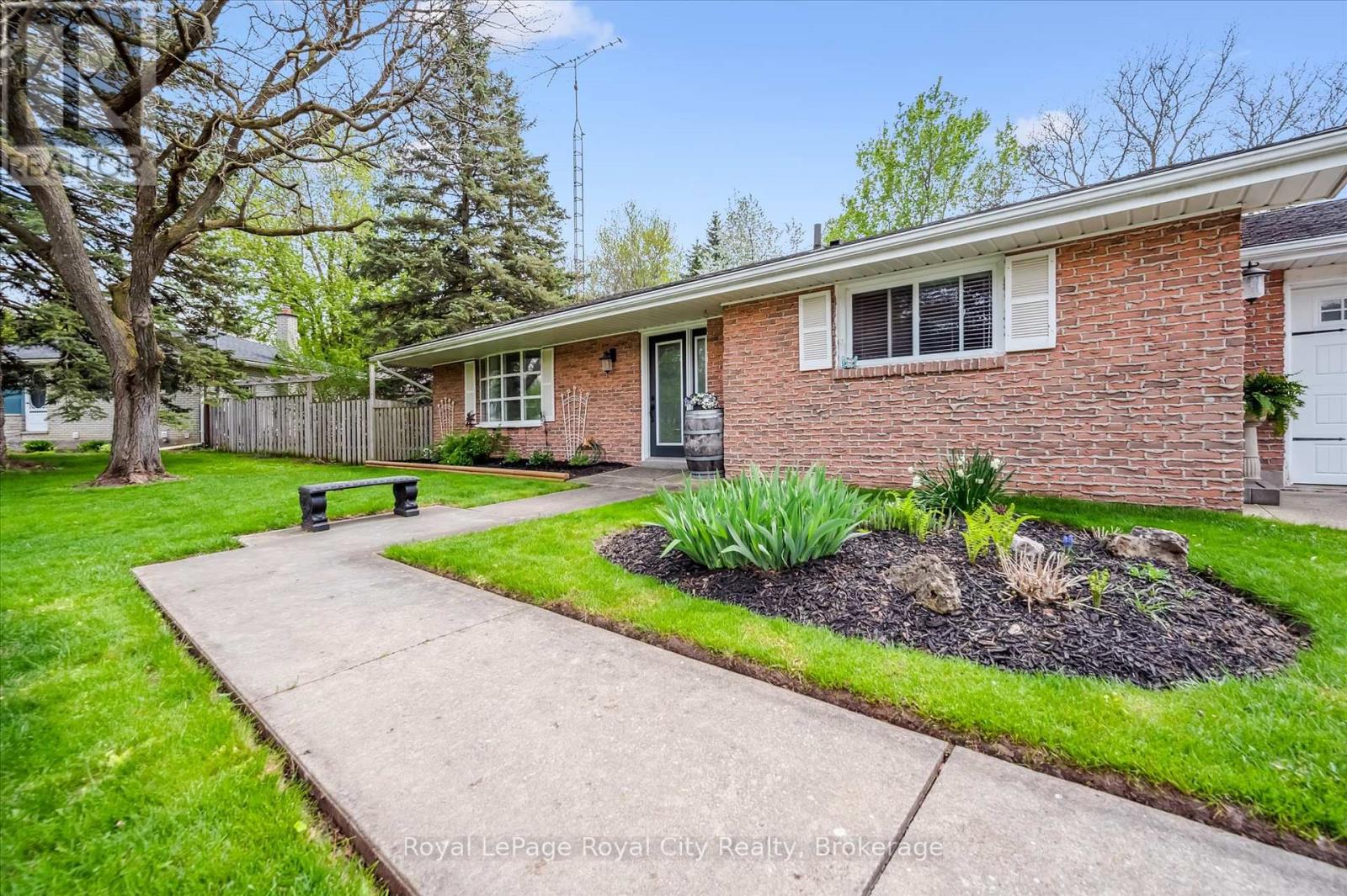 15 Wellington Drive, Centre Wellington, Ontario  N0B 1J0 - Photo 2 - X12314914
