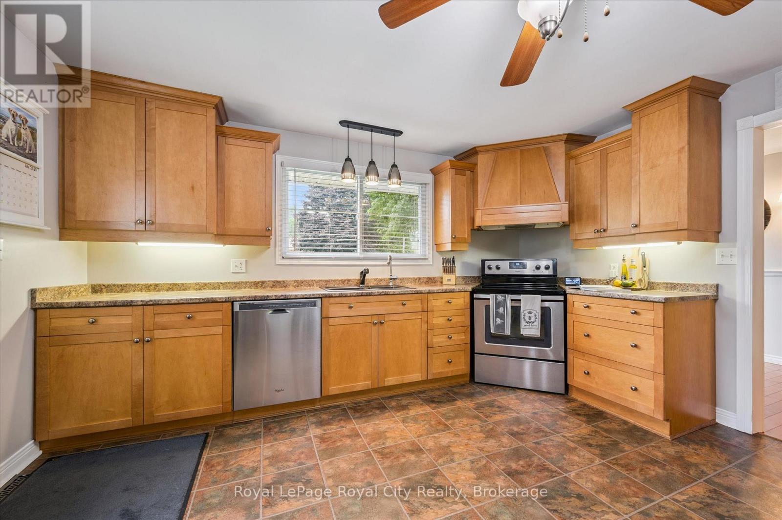 15 Wellington Drive, Centre Wellington, Ontario  N0B 1J0 - Photo 13 - X12314914