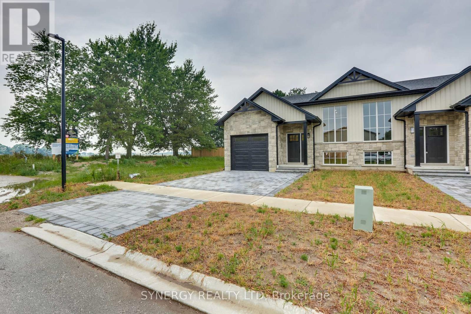 7 Haddon Lane, Strathroy-Caradoc, Ontario  N7G 0B9 - Photo 2 - X12322900