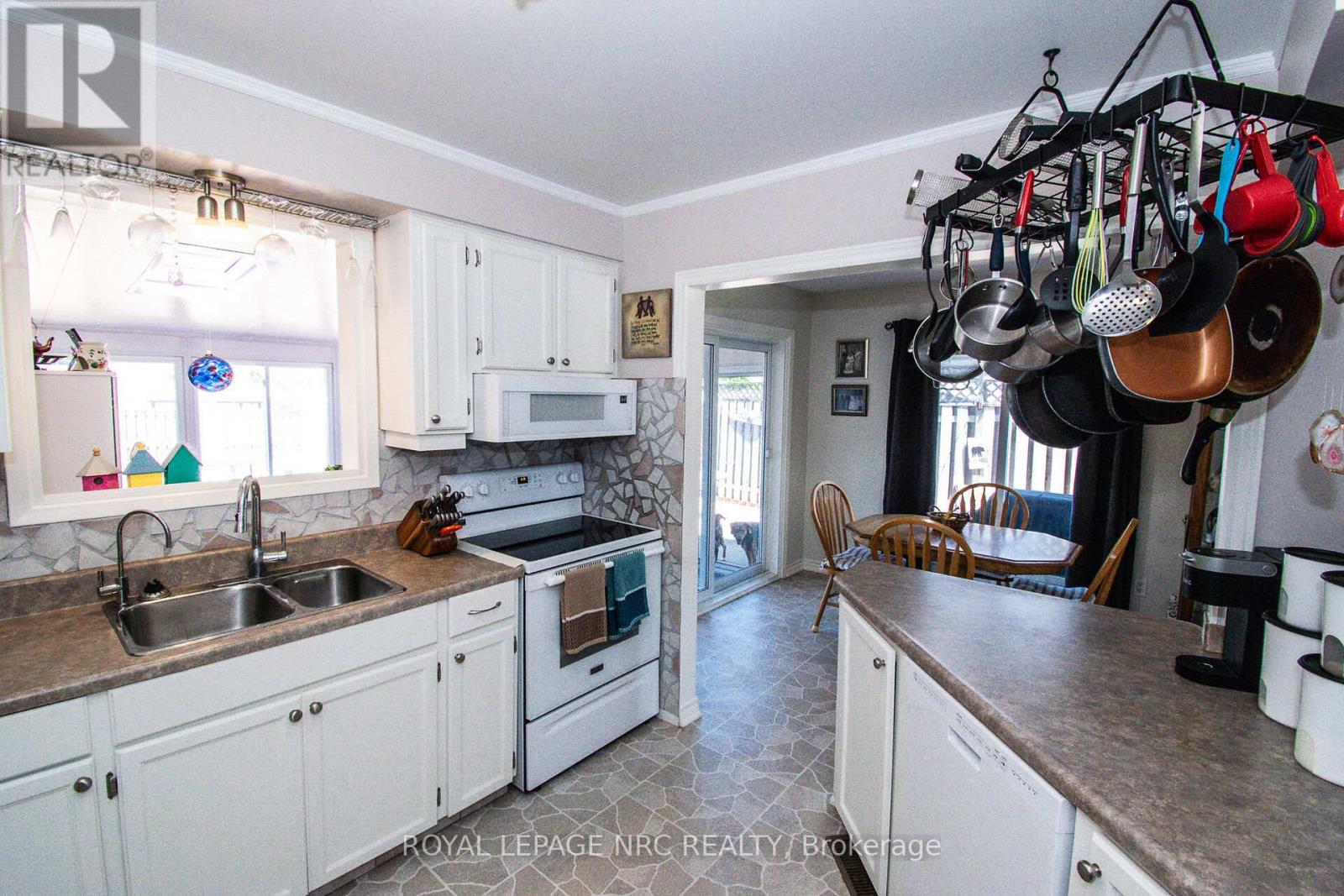 11 Exeter Drive, St. Catharines, Ontario  L2P 3M9 - Photo 10 - X12322901