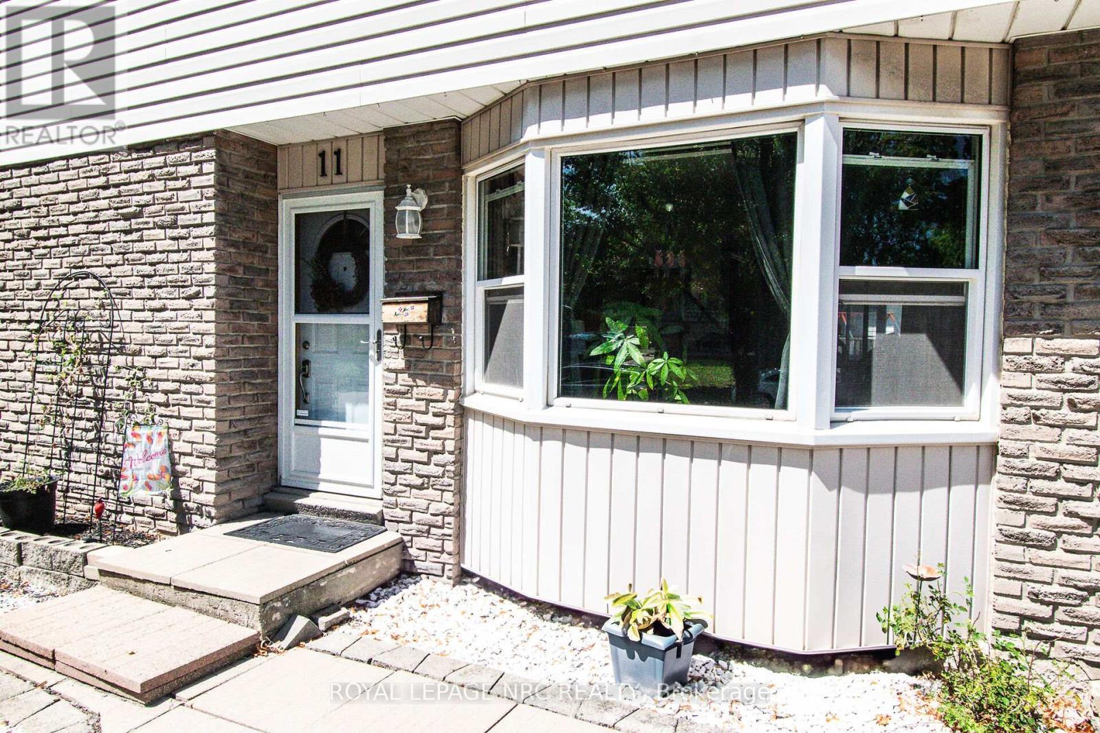 11 Exeter Drive, St. Catharines, Ontario  L2P 3M9 - Photo 2 - X12322901