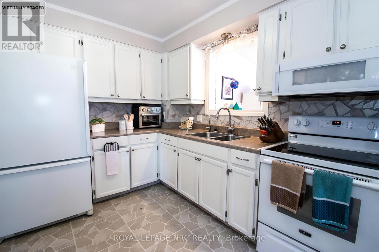 11 Exeter Drive, St. Catharines, Ontario  L2P 3M9 - Photo 5 - X12322901