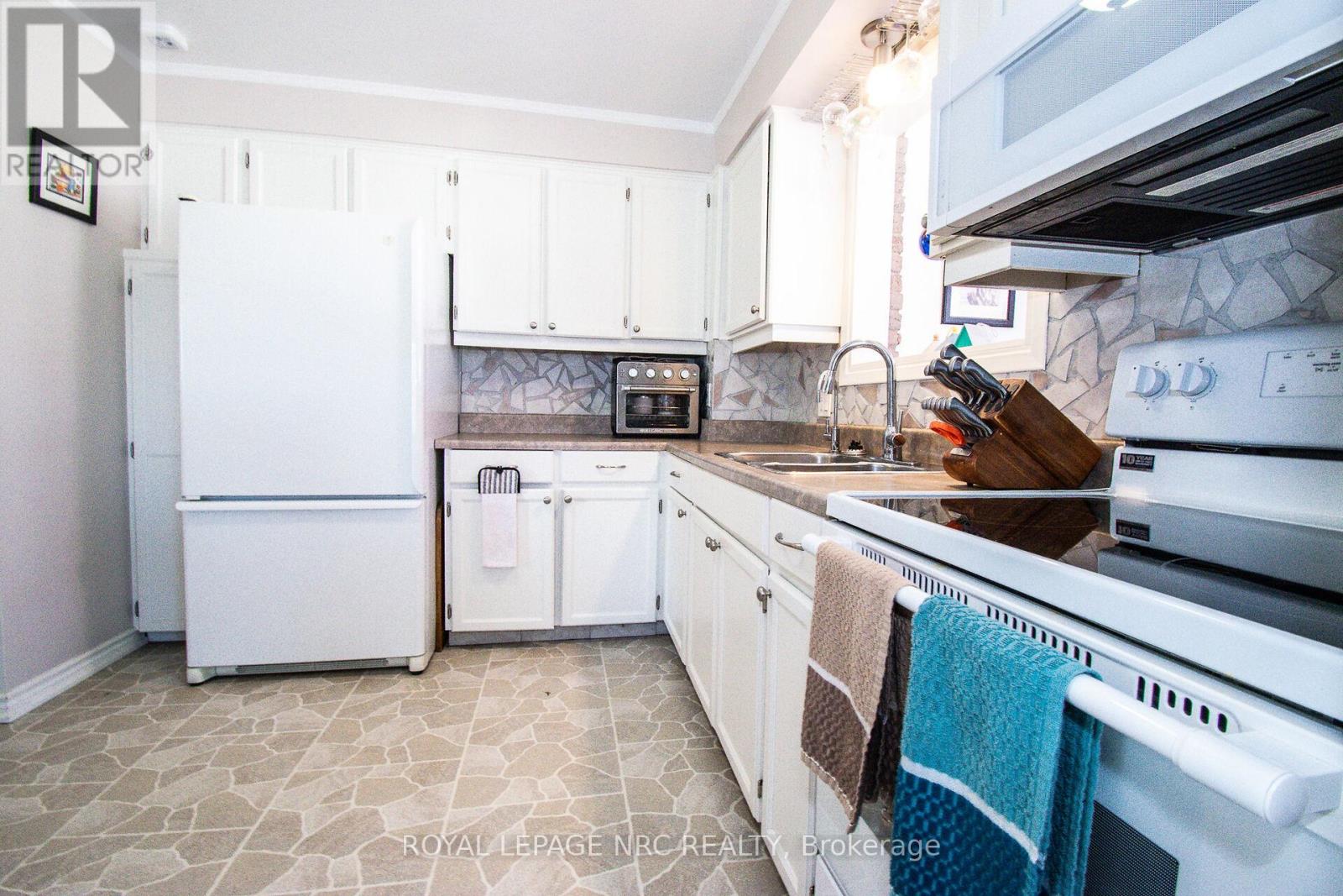 11 Exeter Drive, St. Catharines, Ontario  L2P 3M9 - Photo 7 - X12322901