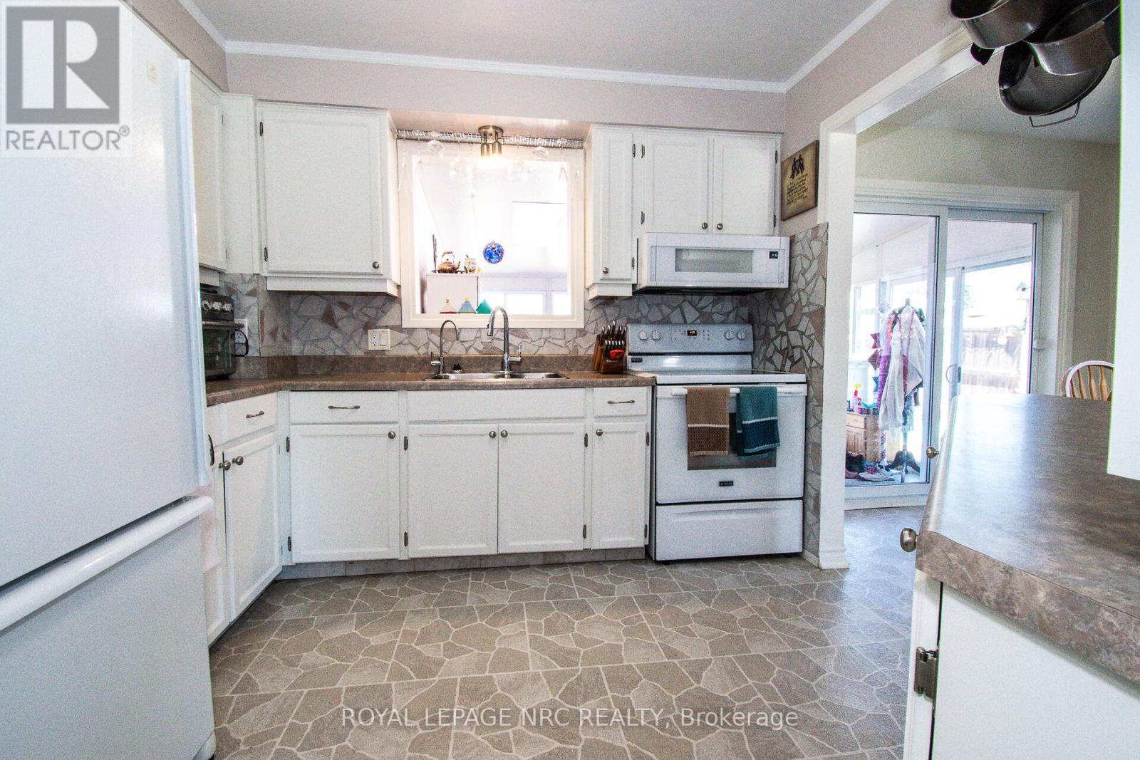 11 Exeter Drive, St. Catharines, Ontario  L2P 3M9 - Photo 9 - X12322901