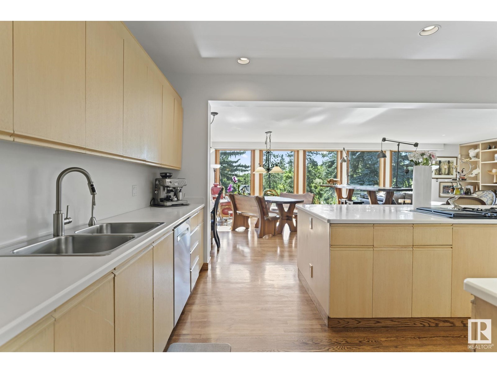 Property at 8 VALLEYVIEW PT NW image 4