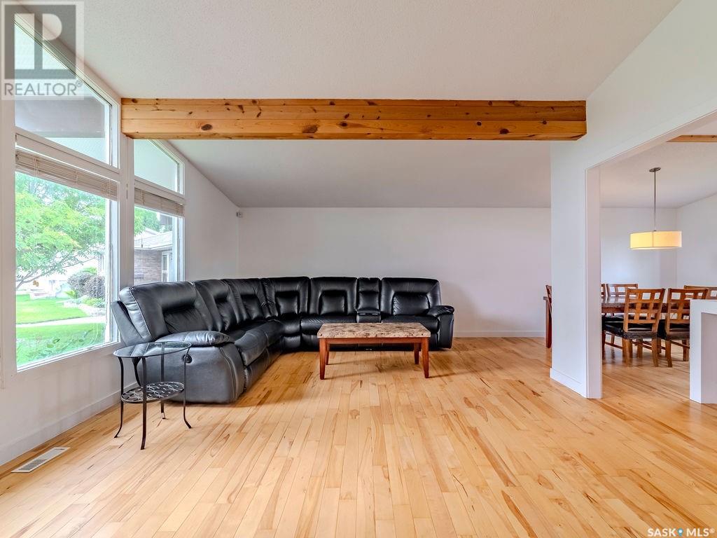 Property at 246 Anderson CRESCENT image 3