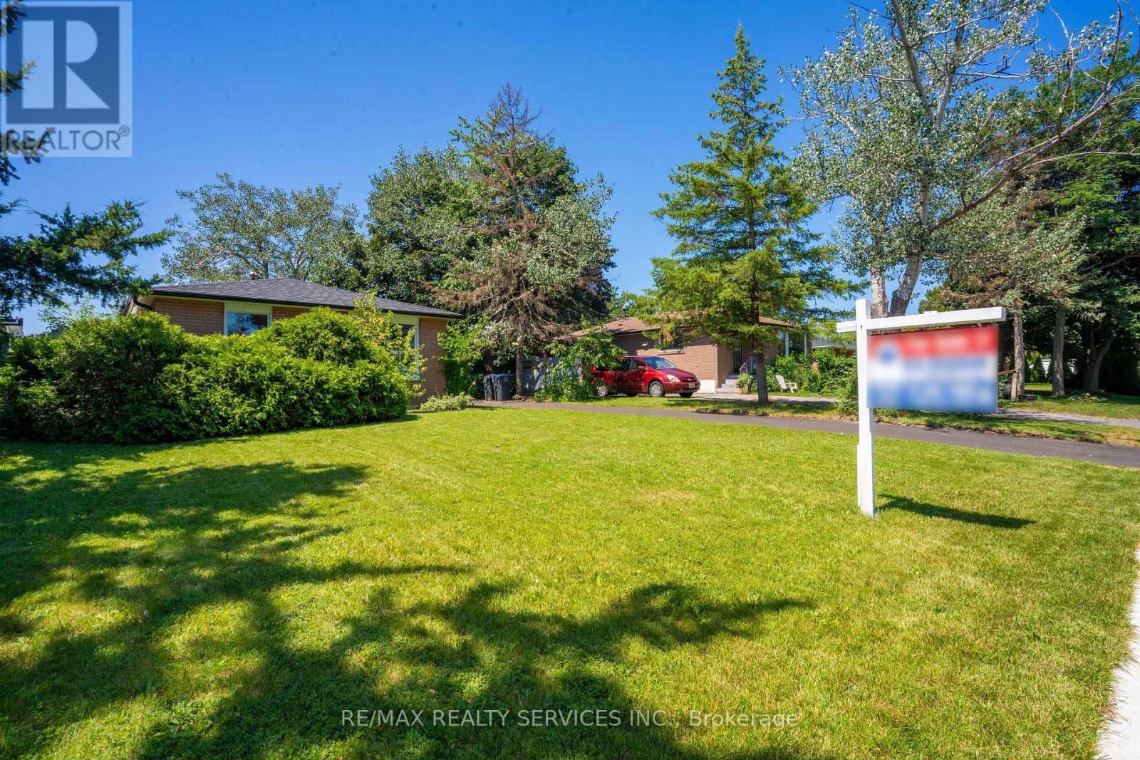 23 Fidelia Crescent, Brampton, Ontario  L6T 3P1 - Photo 3 - W12322586