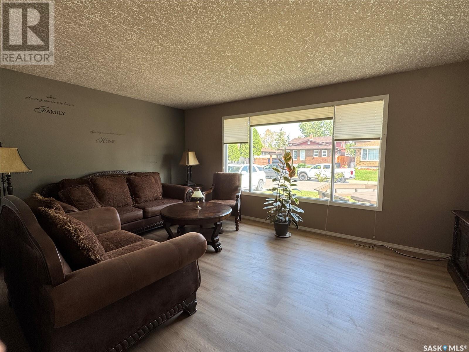 186 Bothwell Crescent, Regina, Saskatchewan  S4R 6E7 - Photo 6 - SK014550