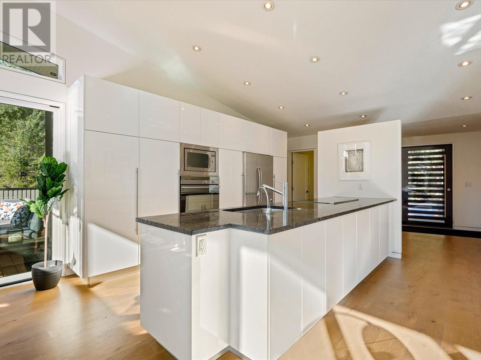 8476 Matterhorn Drive, Whistler, British Columbia  V8E 0G1 - Photo 10 - R3033207