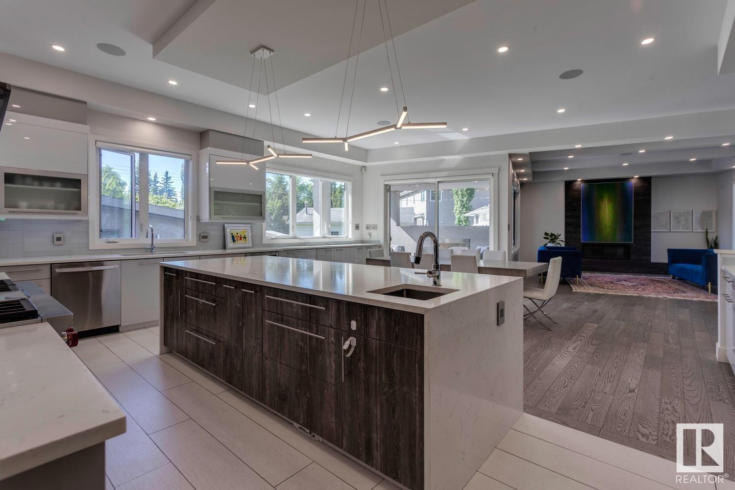 Property at 14643 92A AV NW image 3
