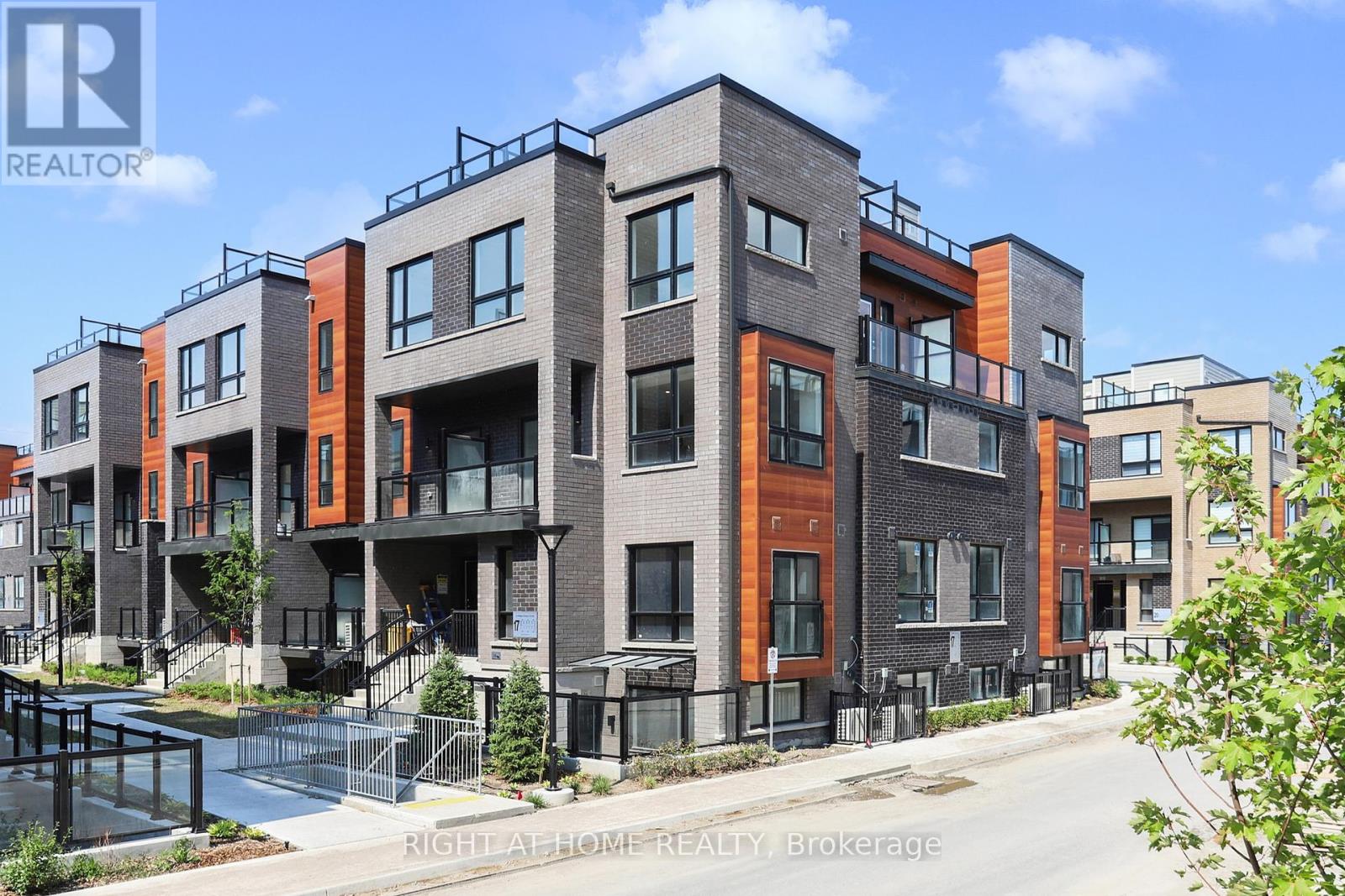 4 - 17 LYTHAM GREEN CIRCLE, Newmarket, Ontario