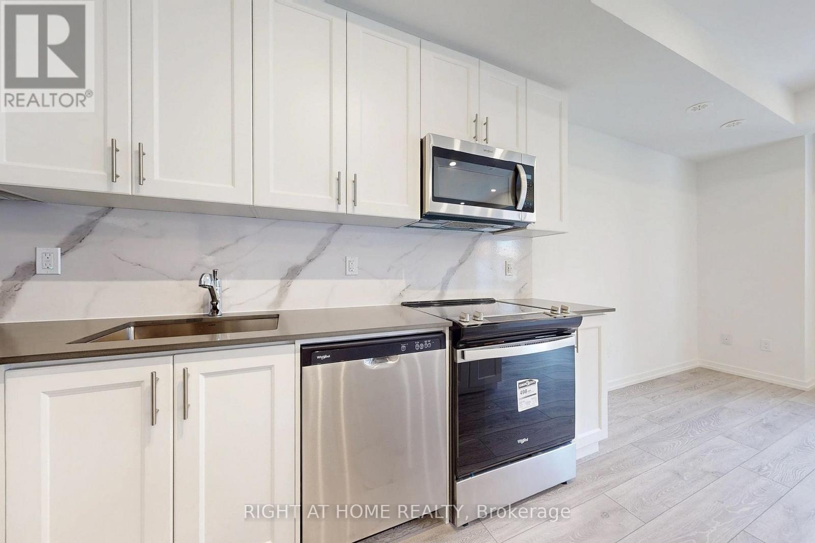 4 - 17 Lytham Green Circle, Newmarket, Ontario  L3Y 0H4 - Photo 13 - N12320052