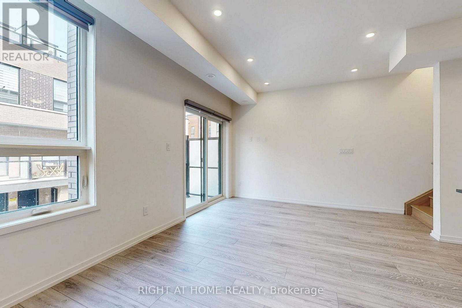 4 - 17 Lytham Green Circle, Newmarket, Ontario  L3Y 0H4 - Photo 6 - N12320052