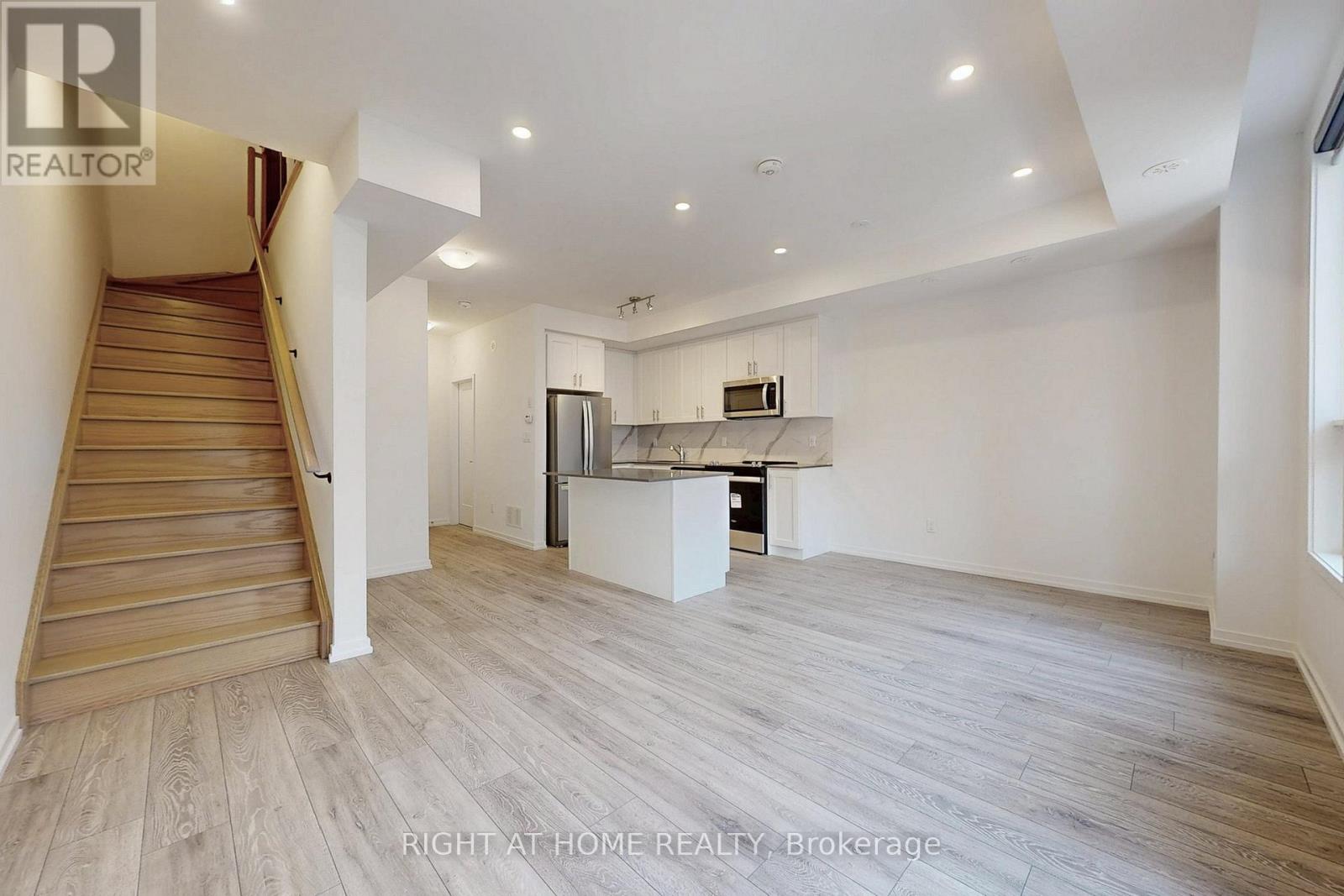 4 - 17 Lytham Green Circle, Newmarket, Ontario  L3Y 0H4 - Photo 8 - N12320052