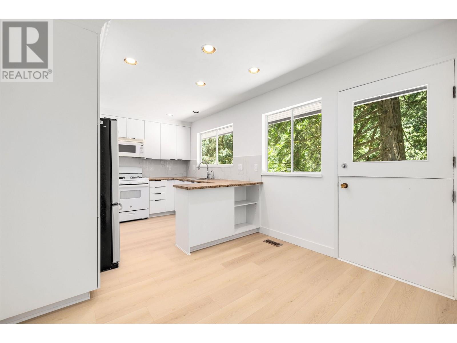 4755 Cove Cliff Road, North Vancouver, British Columbia V7G 1H8 - Photo 11 - R3031901